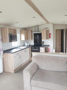 Nhà bếp/bếp nhỏ tại Buisham, White Horse Holiday Caravan