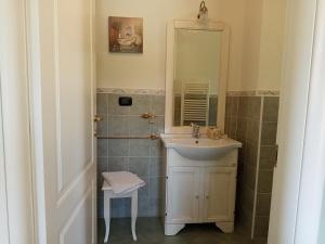 un bagno con lavandino e specchio di Agriturismo La Palazzina di Gorgognano a Pianoro Altre 29 foto