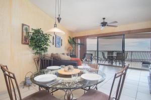 un soggiorno con tavolo e sedie in vetro di Sonoran Sun a Puerto Peñasco