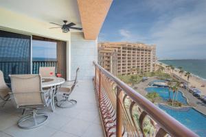 un balcone con tavolo e sedie e vista sull'oceano di Sonoran Sun a Puerto Peñasco