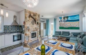 un salon avec un canapé et une table dans l'établissement Beach Front Home In Miholascica With Private Swimming Pool, Can Be Inside Or Outside, à Miholašćica