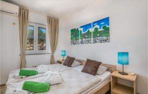 une chambre avec un lit et un canapé dans l'établissement Beach Front Home In Miholascica With Private Swimming Pool, Can Be Inside Or Outside, à Miholašćica