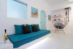 Un lugar para sentarse en White Rook Suite by Caldera Houses