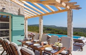 Πισίνα στο ή κοντά στο Stunning Home In Primosten With Wifi