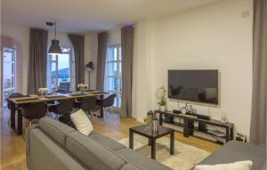 Μια τηλεόραση ή/και κέντρο ψυχαγωγίας στο Stunning Home In Primosten With Wifi