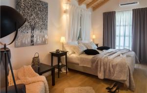 Ένα ή περισσότερα κρεβάτια σε δωμάτιο στο Stunning Home In Primosten With Wifi
