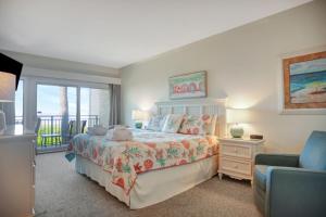 une chambre avec un lit, une chaise et une fenêtre dans l'établissement 1829 Beachside Tennis at The Sea Pines Resort, à Île de Hilton-Head 32 autres photos