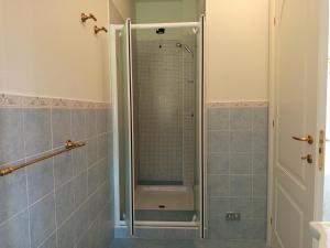 una doccia con una porta in vetro in un bagno di Agriturismo La Palazzina di Gorgognano a Pianoro