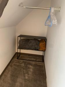 a room with a shelf with two cats on it at Chambre chaleureuse avec accès indépendant et sanitaires indépendants in La Menitré