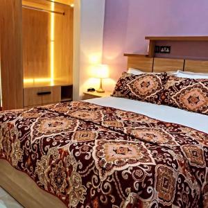 Una cama o camas en una habitación de SK Plaza
