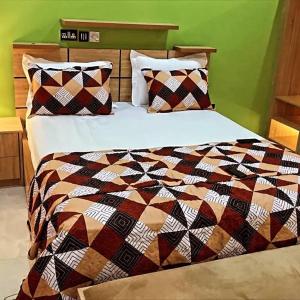 Una cama o camas en una habitación de SK Plaza