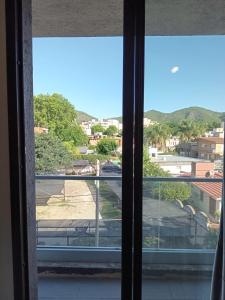 une fenêtre avec vue sur la ville dans l'établissement Sam Lake 3, à Villa Carlos Paz