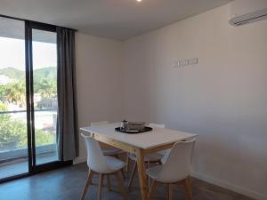 une salle à manger avec une table et des chaises et une grande fenêtre dans l'établissement Sam Lake 3, à Villa Carlos Paz