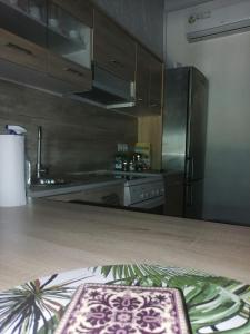 Η κουζίνα ή μικρή κουζίνα στο Gogo house in Faro Avlida