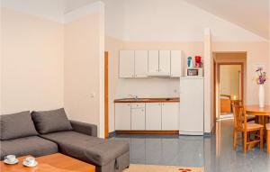 Η κουζίνα ή μικρή κουζίνα στο Stunning Apartment In Baska Voda