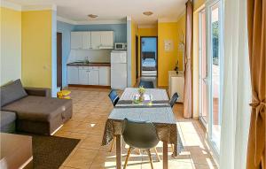 Η κουζίνα ή μικρή κουζίνα στο Stunning Apartment In Baska Voda