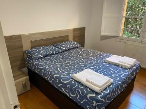 a bedroom with a bed with towels on it at De Palacio in Logroño