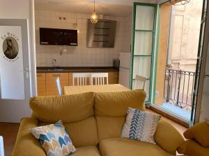 a living room with a couch and a kitchen at De Palacio in Logroño