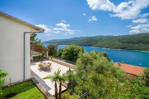 ラバックにあるApartment Rabac 25の湖の見える家
