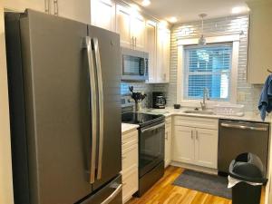 Il comprend une cuisine équipée d'un grand réfrigérateur en acier inoxydable. dans l'établissement Scarborough village 308, à Rehoboth Beach