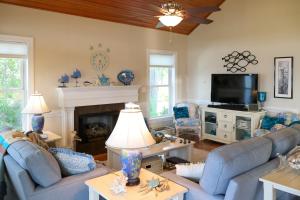sala de estar con muebles azules y chimenea en Riverfront Aurora Home with Deck and Private Pier!, en Aurora