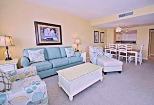 un salon avec un canapé et une table dans l'établissement 1892 Beachside Tennis at The Sea Pines Resort, à Île de Hilton-Head