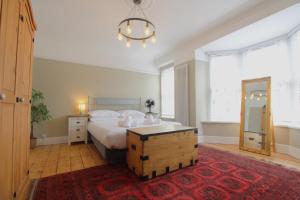 Ένα ή περισσότερα κρεβάτια σε δωμάτιο στο Stylish Modern Victorian Townhouse By the Sea