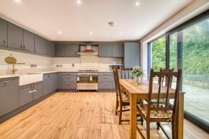 an open kitchen with a wooden table and chairs at H5-4 Bedrooms-2BA-Free Parking-Sleeps 7 in Cole