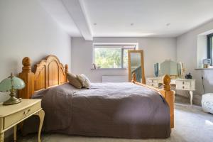 a bedroom with a large bed and a mirror at H5-4 Bedrooms-2BA-Free Parking-Sleeps 7 in Cole