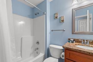 Et badeværelse på 117 Palm Beach Dr - Palm Breezy + 40 billeder