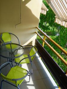 - Balcón con 2 sillas y mesa en Kosztolányi Apartmanház en Balatonfüred