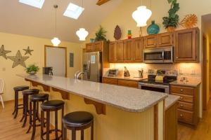 Una cocina con una gran isla con taburetes de bar. en Henlopen avenue 62, en Rehoboth Beach