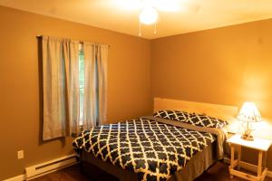 a bedroom with a bed and a window at Deer Crest Cabin 5Bedroom near JFBB ski area/Lake in Towamensing Trails