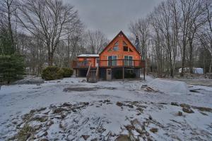 LeonardsvilleにあるNEW ! Lake front Lookout Log Cabin! Private Lake !の地面雪田家