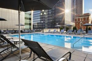 a swimming pool with chairs and umbrellas on a building at Renaissance Columbus Downtown Hotel in Columbus