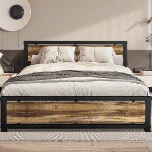 1 cama con marco de madera en un dormitorio en Migos, 