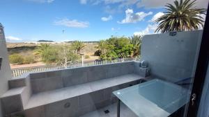 Μπαλκόνι ή βεράντα στο Sunny terrace with open view and Big Pool in South Tenerife