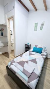 une chambre avec un grand lit dans une pièce dans l'établissement Home Eliz El espacio perfecto, à Cartago