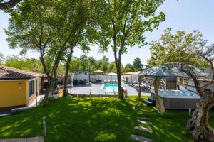 Bazén v ubytovaní Apartments in Porec - Istrien 42535 alebo v jeho blízkosti