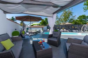 Bazén v ubytovaní Apartments in Porec - Istrien 42535 alebo v jeho blízkosti