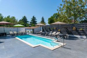 Bazén v ubytovaní Apartments in Porec - Istrien 42535 alebo v jeho blízkosti
