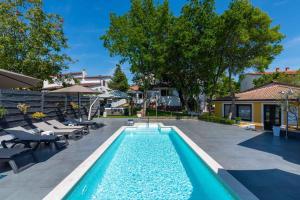 Bazén v ubytovaní Apartments in Porec - Istrien 42535 alebo v jeho blízkosti + 19 fotografií