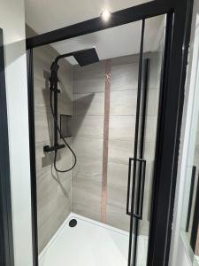 eine Dusche mit Glastür im Badezimmer in der Unterkunft Modern 3bed | 3en-suite | Garden in Reading