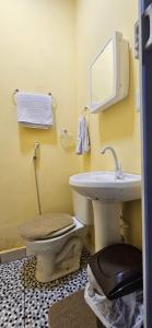 Koupelna v ubytování Quarto com otima localização