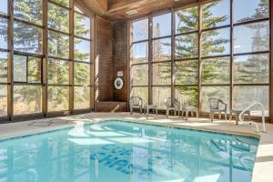 - une piscine dans une maison avec fenêtres dans l'établissement Ski and Explore Brian Head Condo with Indoor Pool!, à Brian Head