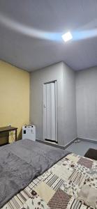 Postel nebo postele na pokoji v ubytování Quarto com otima localização