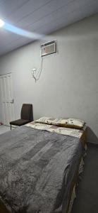 Postel nebo postele na pokoji v ubytování Quarto com otima localização