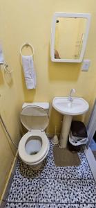 Koupelna v ubytování Quarto com otima localização