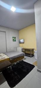 TV a/nebo společenská místnost v ubytování Quarto com otima localização