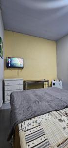 Postel nebo postele na pokoji v ubytování Quarto com otima localização